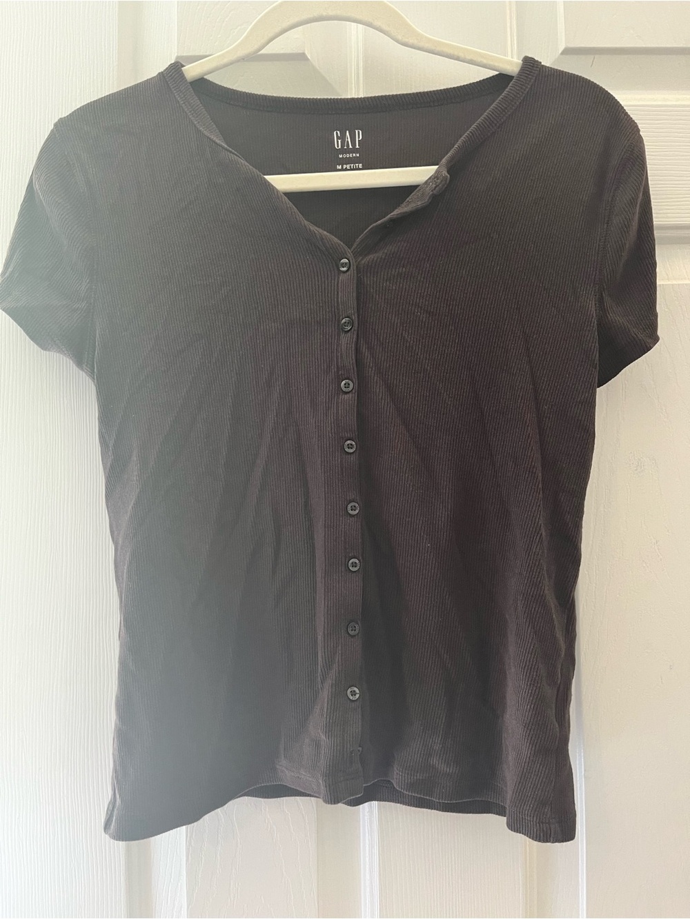 GAP Petite M Women's Black Short Sleeve Button-Front Top